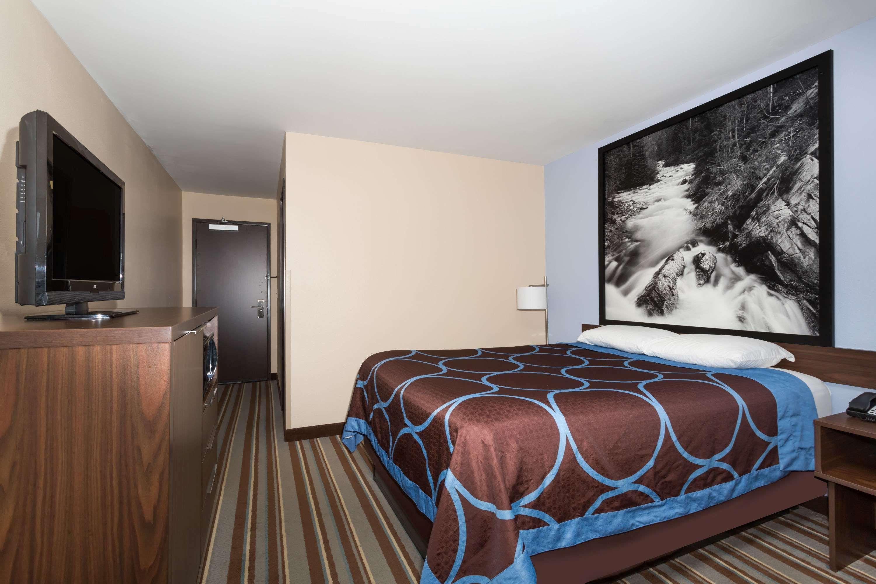 Super 8 by Wyndham Longmont/Twin Peaks Hotel Bagian luar foto