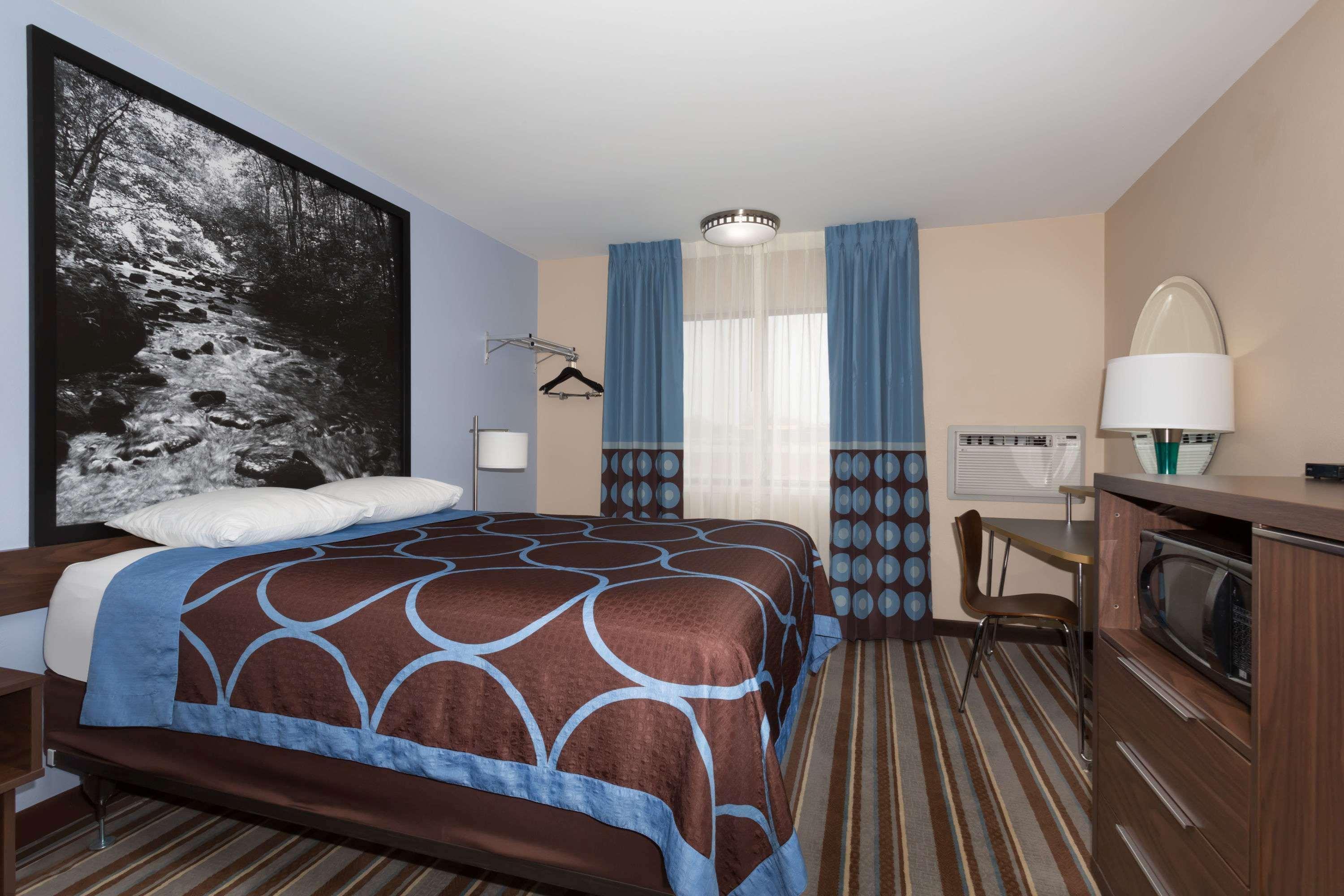 Super 8 by Wyndham Longmont/Twin Peaks Hotel Bagian luar foto