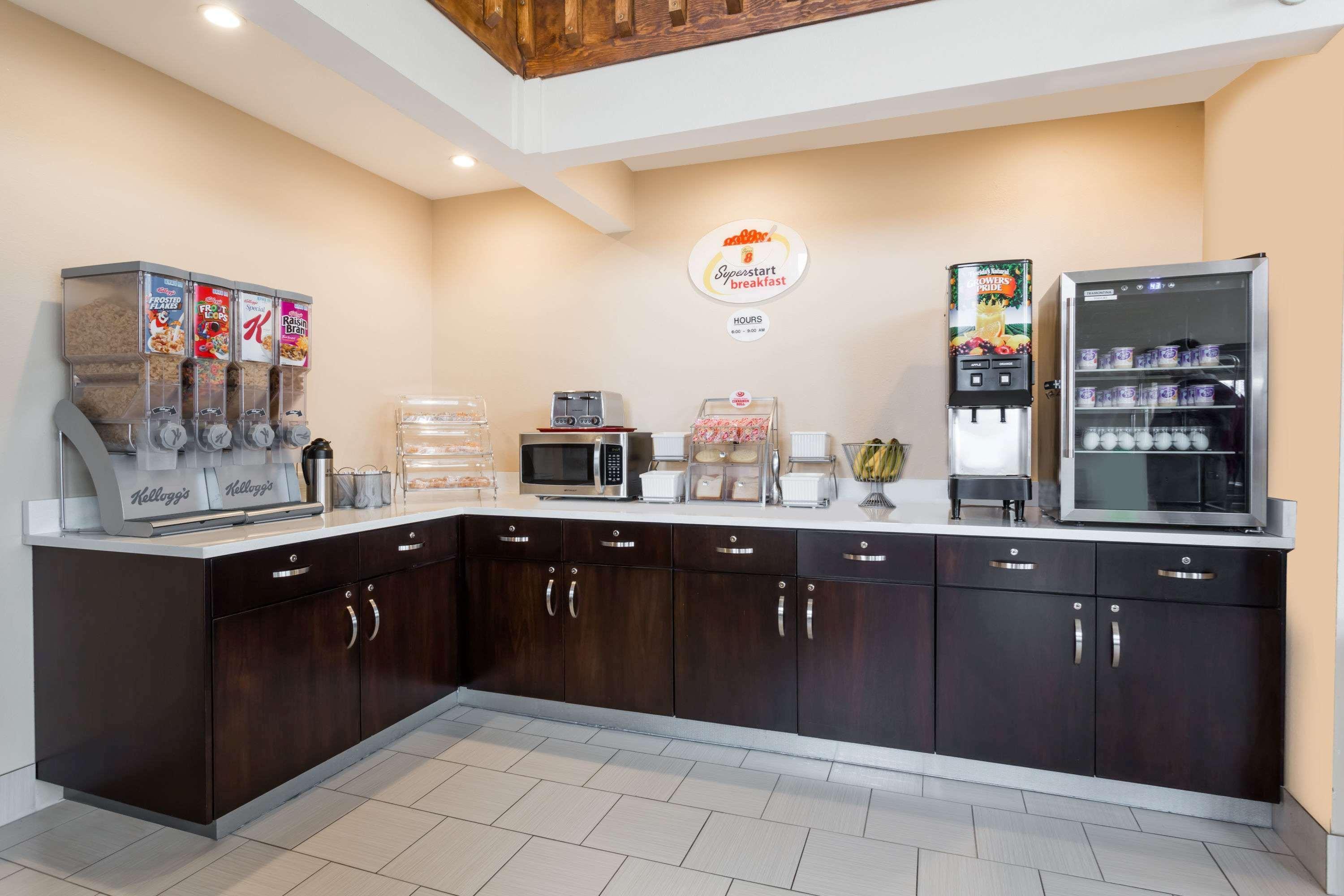Super 8 by Wyndham Longmont/Twin Peaks Hotel Bagian luar foto