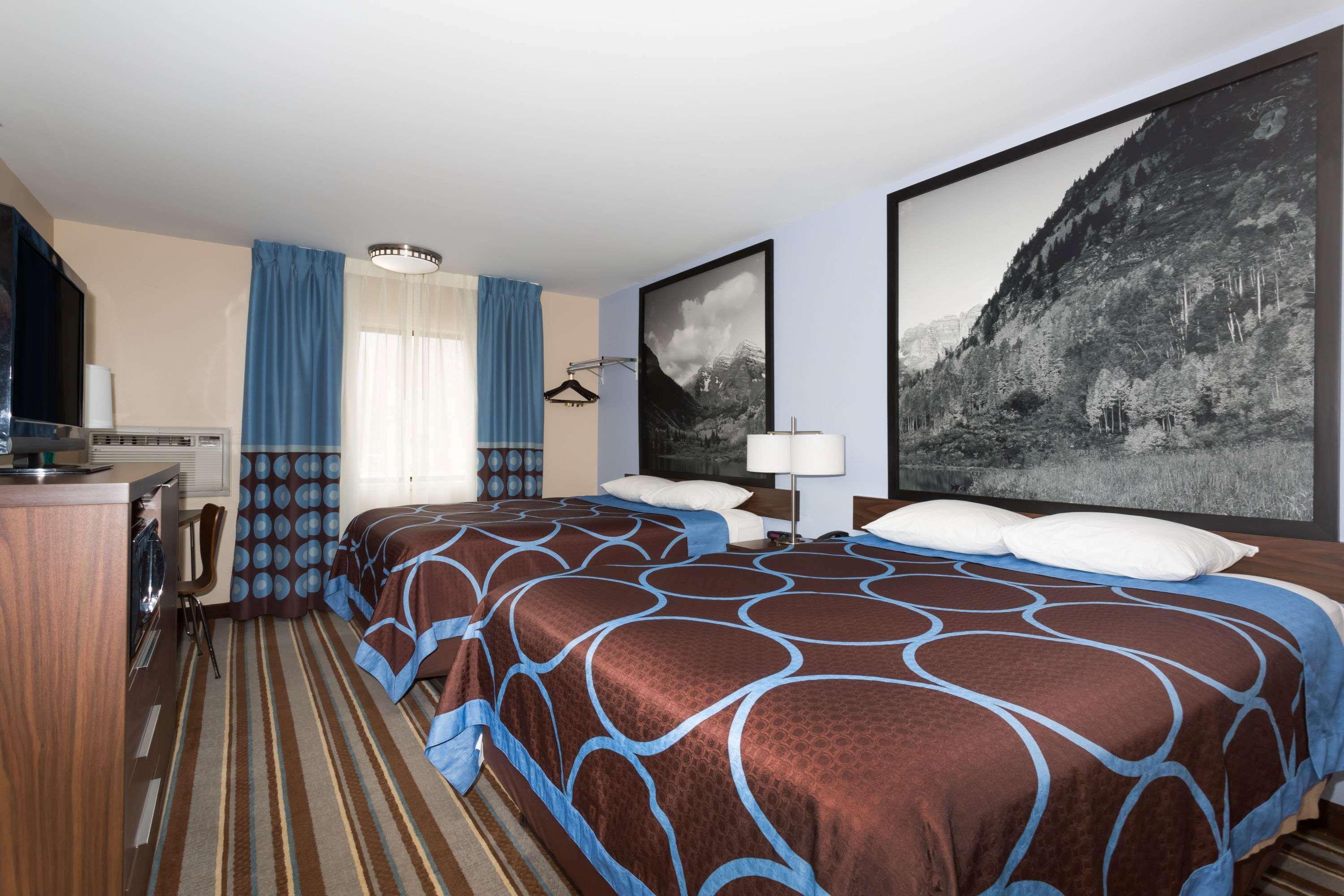 Super 8 by Wyndham Longmont/Twin Peaks Hotel Bagian luar foto