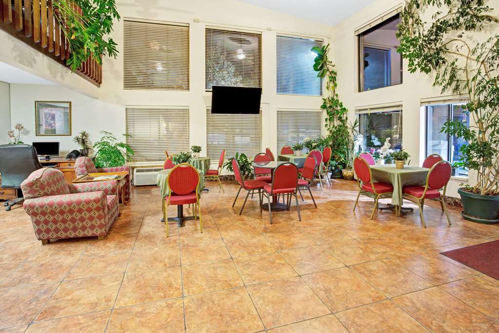 Super 8 by Wyndham Longmont/Twin Peaks Hotel Interior foto